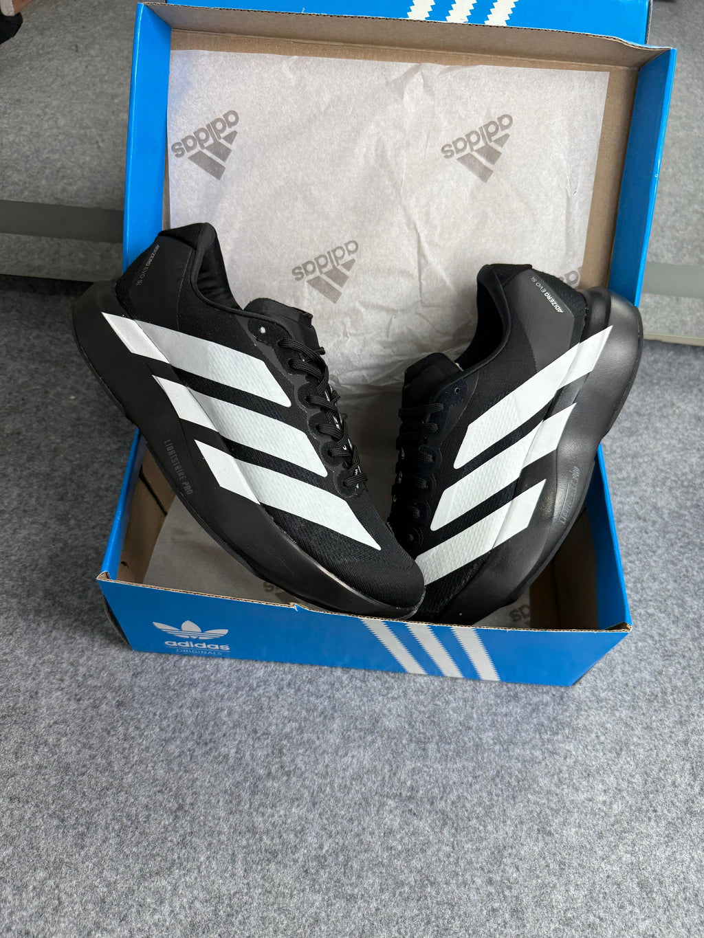 Tênis Adidas Adizero Lightstrike Pro Masculino/Feminino – Branco e Vermelho